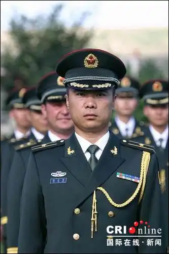 新疆军警换新式军警服(组图)