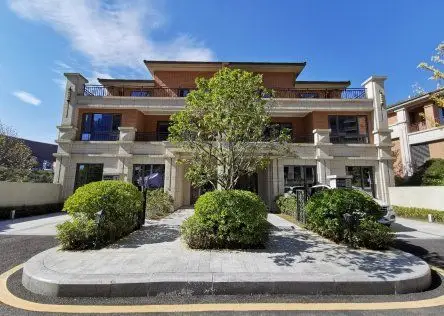 观山湖区中天铭廷双拼别墅闹中取静带地面停车位花园360平