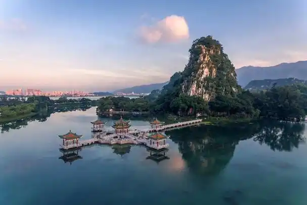 广东肇庆七星岩位于广东省肇庆市,景区总面积达8.23平方公里.