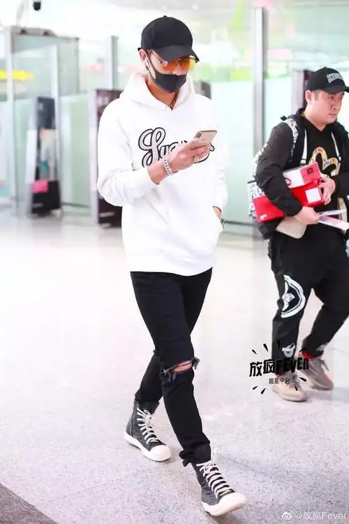吴亦凡吃"大碗宽面"的时候,穿着这双鞋