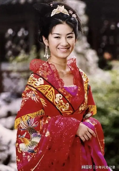 《上错花轿嫁对郎》未公开剧照曝光,黄奕演绎李玉湖的娇俏与单纯