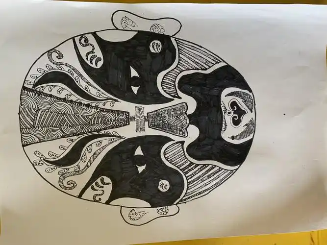 在装饰脸谱时,重点是眼,鼻,嘴和眉的表现,可用密集的线,图案加以装饰