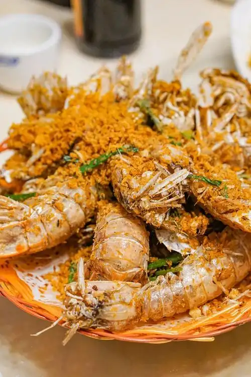 金灿灿的避风塘濑尿虾,满满蒜香,食欲满满.