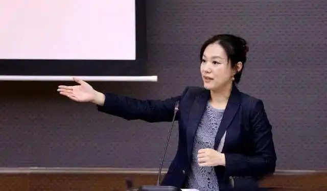 北大美女教授史蛟集才华与美貌于一身34岁未婚学生都替她着急