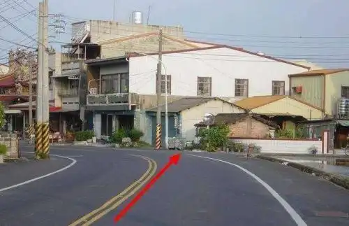 如果你想要化解路冲的现象,就可以在正对路中间安置