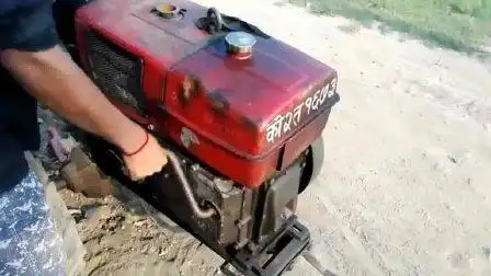 非洲小孩用摇把启动这种拖拉机, 没有马达太危险了, 容易把手打断