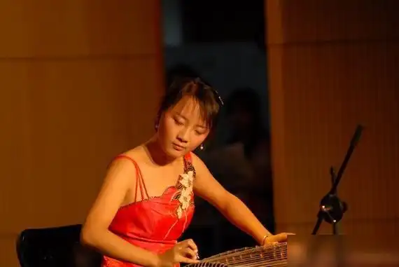 这位美女记者就是凤凰卫视的王冰汝她也是一位漂亮的四川妹子