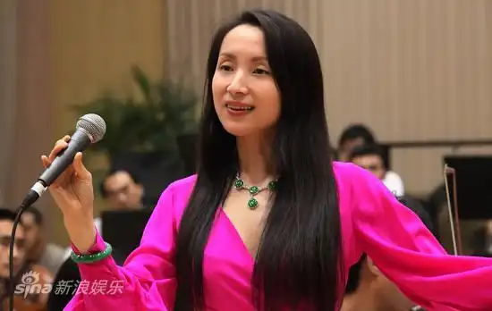 图文:汤灿演唱会彩排-动情歌唱