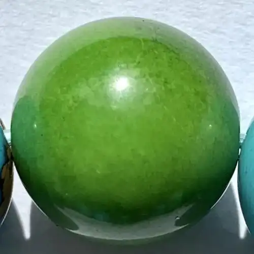 染色处理主要利用苯胺染料,在绿松石失水后,对淡绿色,浅蓝色的绿松石