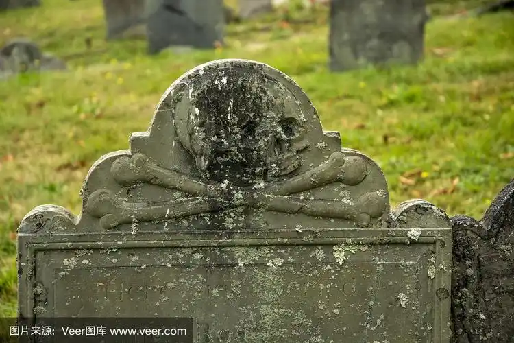 墓地墓地里的古老骷髅墓碑