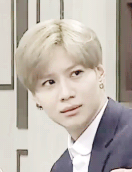 帅哥注视耳环白发gif动图_动态图_表情包下载_soogif