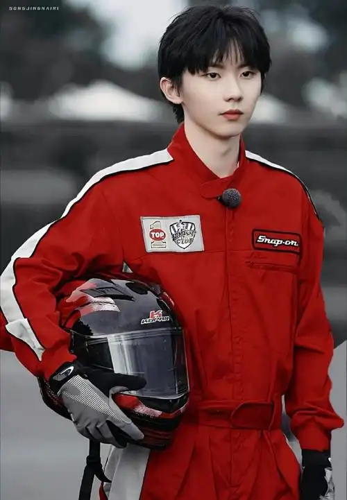 马嘉祺赛车服造型