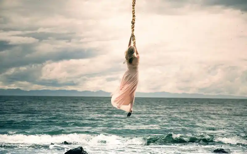 女孩飞行长辫子,云,海,艺术摄影