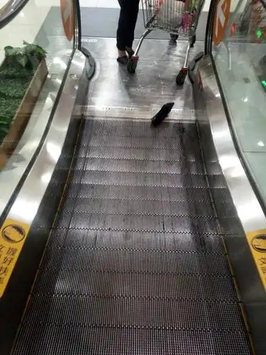 张家港金港镇大润发超市女子高跟鞋卡住电梯