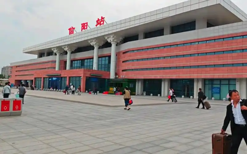 实拍,河南信阳火车站现状,现场画面太出人意料了!