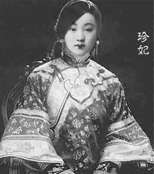 隆裕太后能力平平,幼年的溥仪,终日被不男不女的太监们包围,性情也