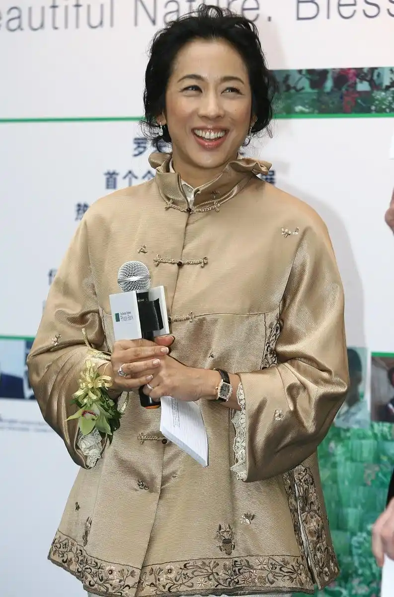 郭晶晶61岁婆婆好年轻,穿唐装现身满脸福相,一看就是旺夫的人_朱玲玲