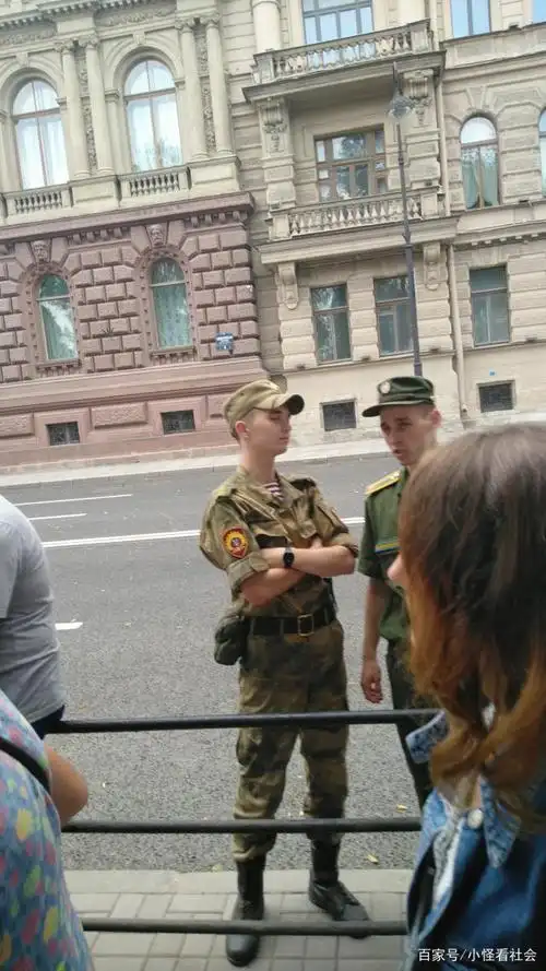 窥探俄罗斯兵哥哥的高颜值和尽职尽业,以及大长腿和可爱的动作