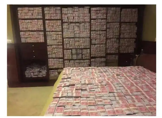 女子买二手房,却在墙里抠出1.4亿现金,网友:人民的名义现实版