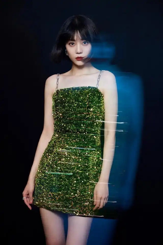 李溪芮身材比例无敌了穿绿色吊带裙明媚娇俏这腰臀比我酸了