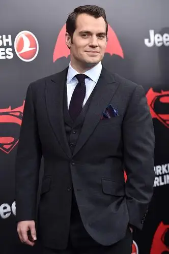 与拍戏成为好哥们亨利卡维尔展现好默契,同样选穿三件式黑色西装出席