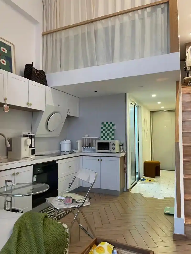 27岁独居女孩的西户loft公寓:小小28平,晚霞是她家最好的软装