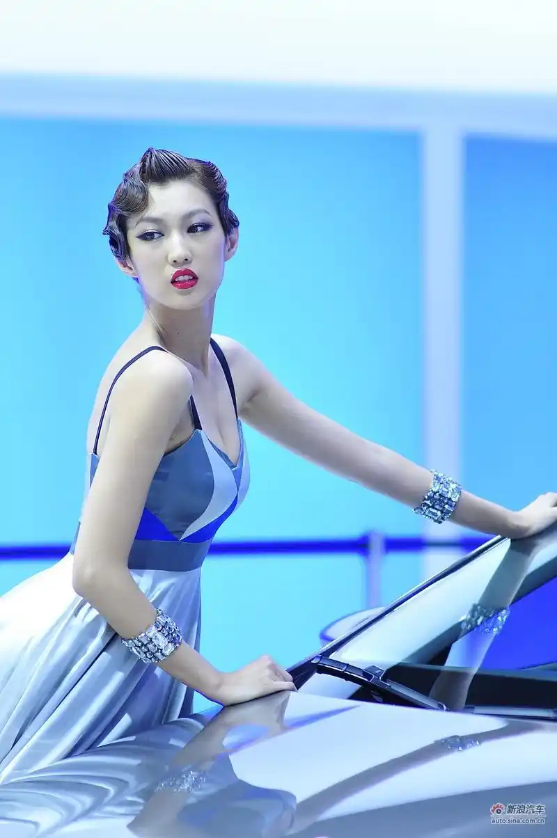 古晨惊艳亮相上海车展_高清图集_新浪网