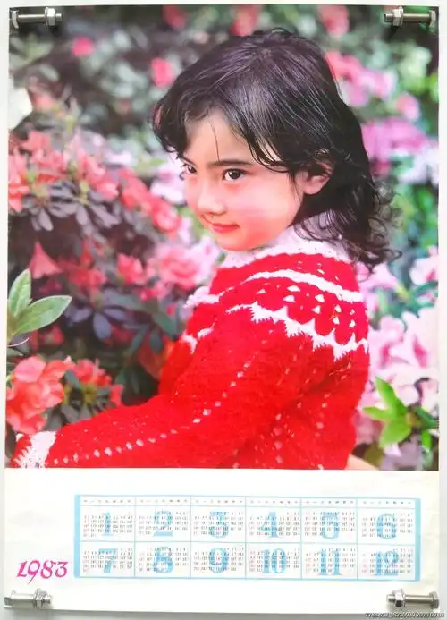 八十年代经典怀旧年画1983年挂历年历画红毛衣长发小女孩小美女娃娃
