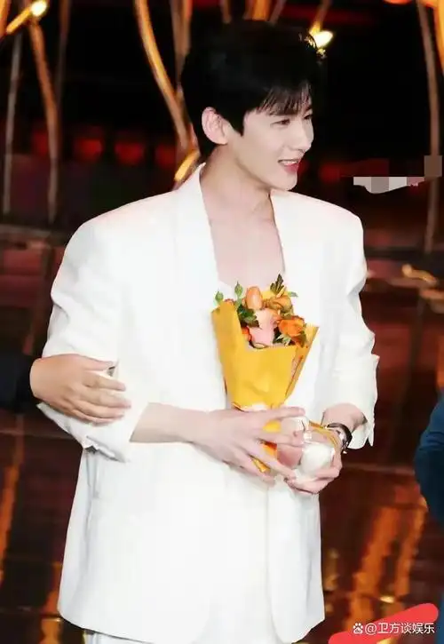 唱跳非常不错,真的是一个专业的舞者啊,唱歌也好听,他的偶像是张信哲