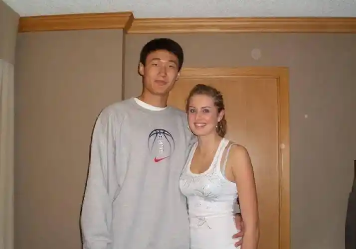 苏伟和妻子的相遇,是在飞机上.