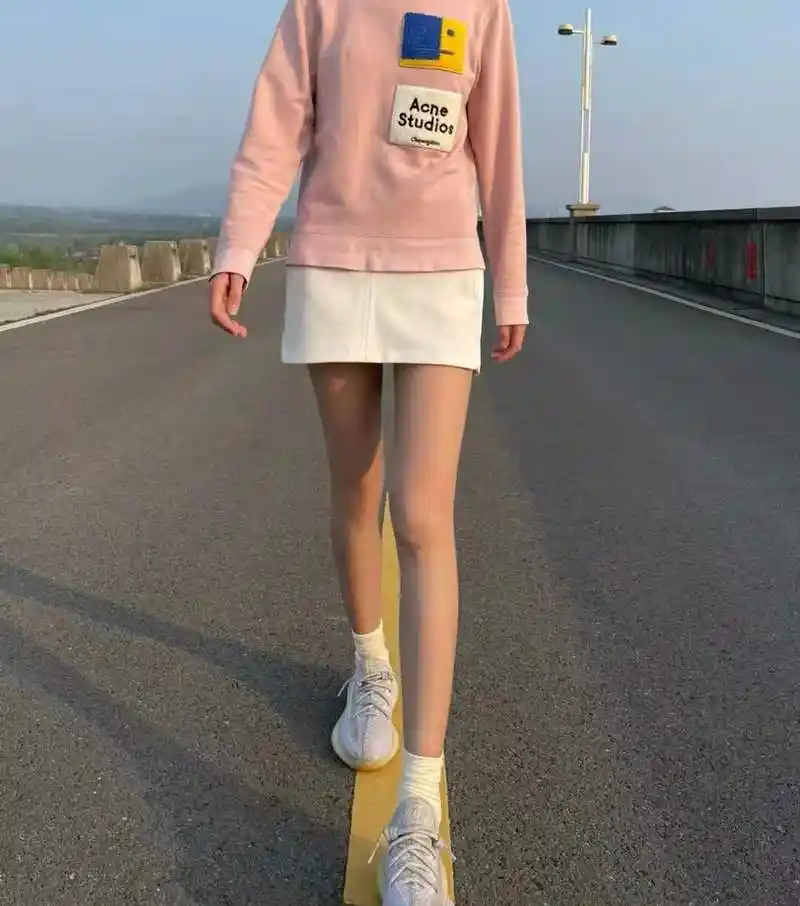 最近火了一种穿搭,叫丝袜 运动鞋,很时髦