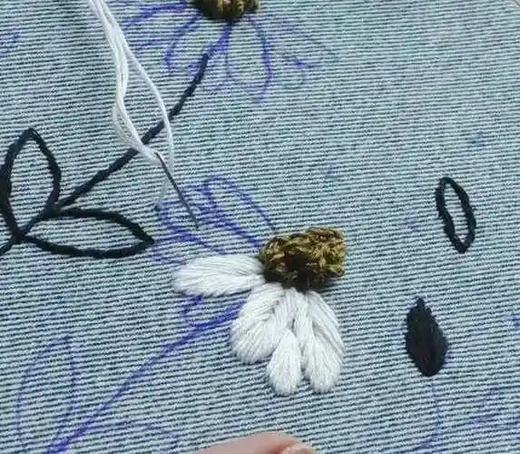 怎么简单在衣服上绣花怎么在衣服上绣小花