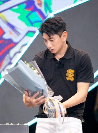 这档综艺名叫《牛气满满的哥哥》,节目常驻嘉宾除了吴奇隆,还有吴昕