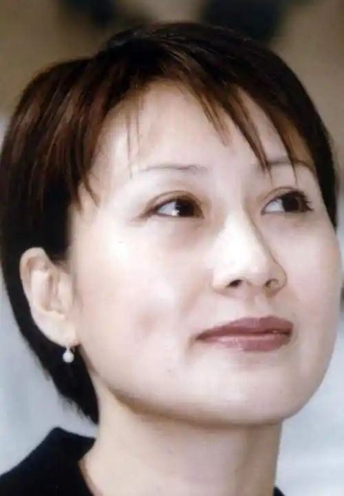 我们从她那时的照片就可以看出,少女时期的张凯丽生得闭月羞花,在一群