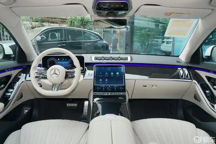 当前位置:>易车>奔驰s级内饰摘要>摘要详情>全新奔驰s级整车内饰潮流