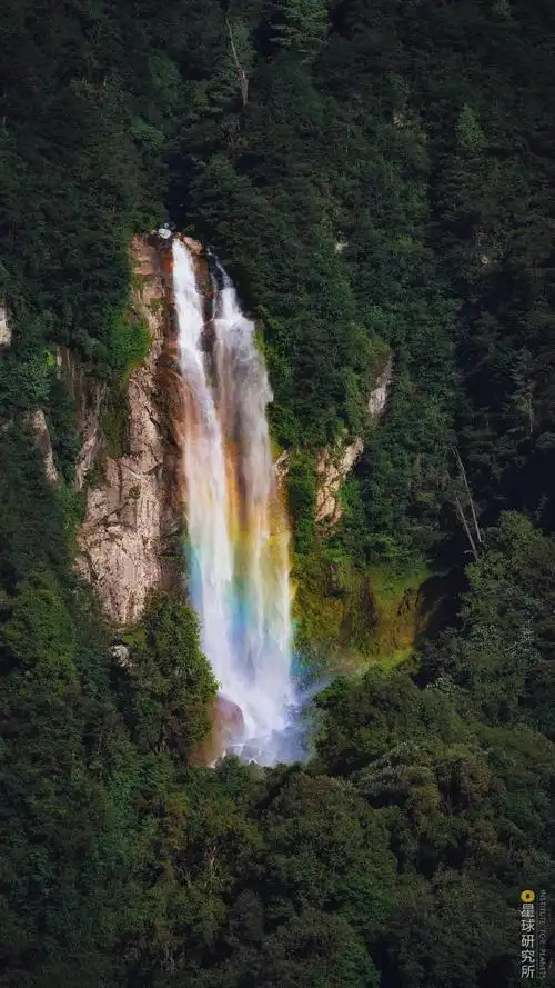 还有落差近400米的汗密瀑布,有侧挂与悬崖绝璧上倾泻而下的老虎