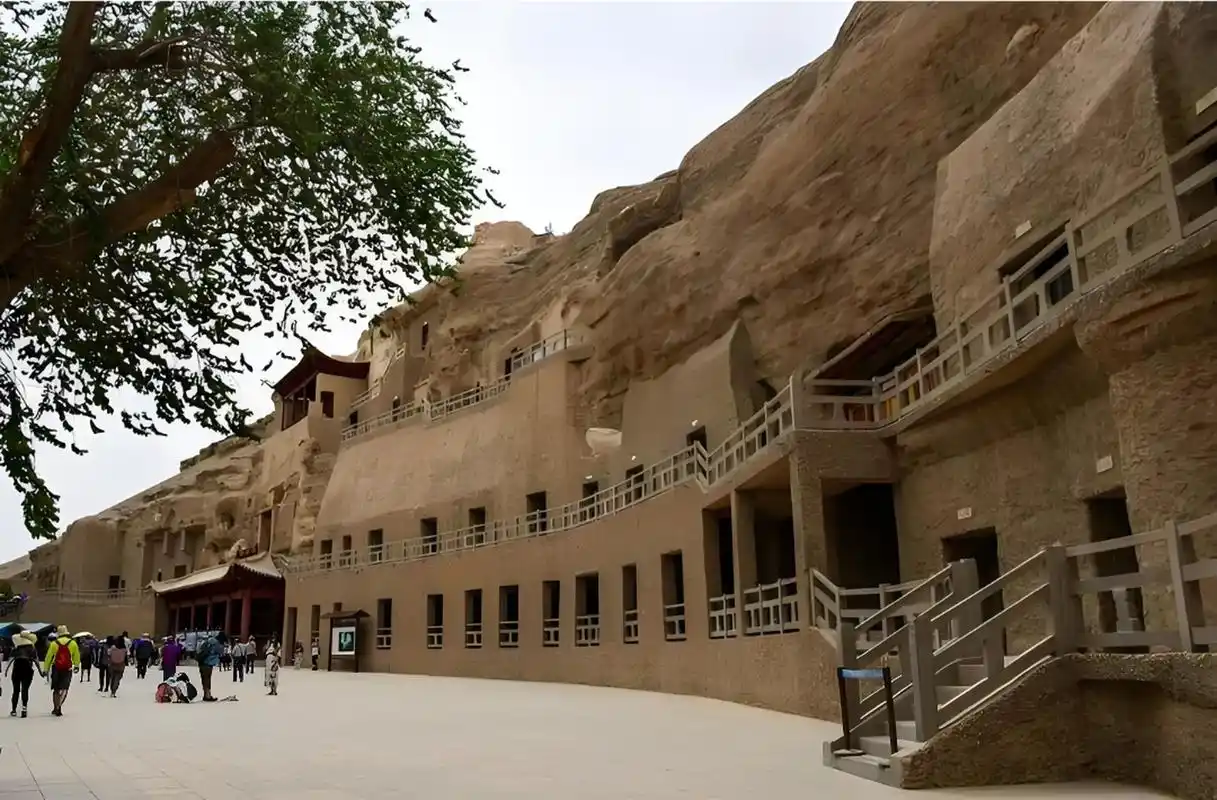 敦煌莫高窟:穿越时空的艺术瑰宝  在甘肃省酒泉市敦煌市的东南方,有一