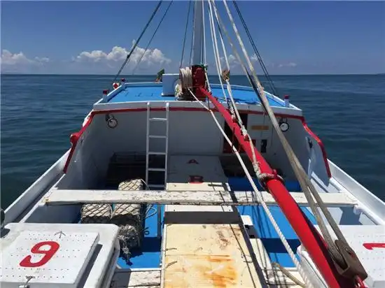 凤凰采访团队黄家腾,黄志祥,许少轩三人独家登船,随远洋渔船无畏风浪