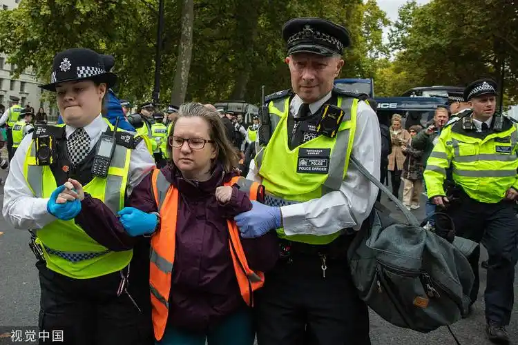 英伦敦警察厅标志被喷黄漆 多位气候活动人士被捕-搜狐大视野-搜狐新