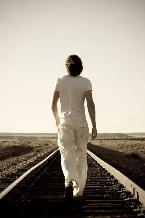 一个人,走,竖图,全景,室外,白天,天际线,路,铁路,欧洲,欧洲人,仅一个