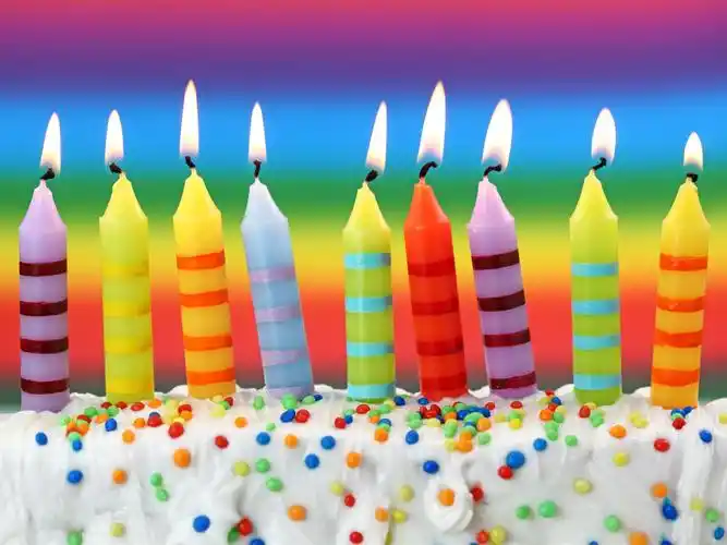 五颜六色的蜡烛,火焰,奶油,生日蛋糕 壁纸 - 1600x1200