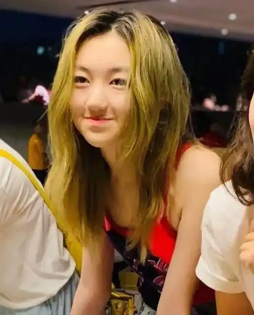 王菲女儿李嫣从国外回来在机场发生了这样一幕引热议