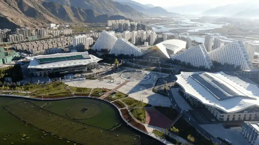 2021拉萨半程马拉松赛在西藏自治区会展中心广场鸣枪起跑