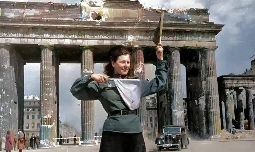 原创二战胜利后在德国布兰登堡门前威风地指挥交通的苏军女兵莉迪亚