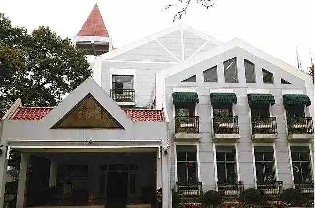 来到位于上海市中心繁华地段的超级知名园所——乌南幼儿园