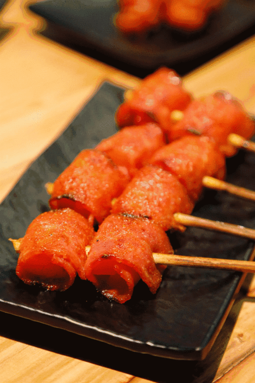 烤串必点培根菠萝,培根包裹着糖水菠萝经过烤制加热,除了培根的咸香