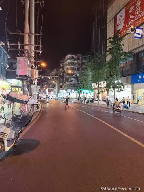 即使狭窄到只有两车道,主街也没有设立单行道,而且在街道上的公交站点