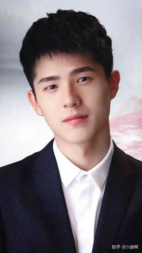 照片里红衣服小哥哥不是刘昊然,那是谁啊?