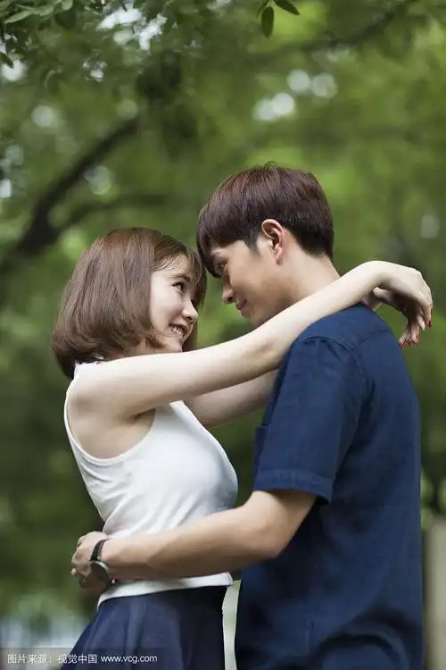 快乐的年轻情侣拥抱