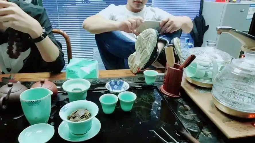 下班了,办公室三人帮喝喝茶,大家过来喝一杯